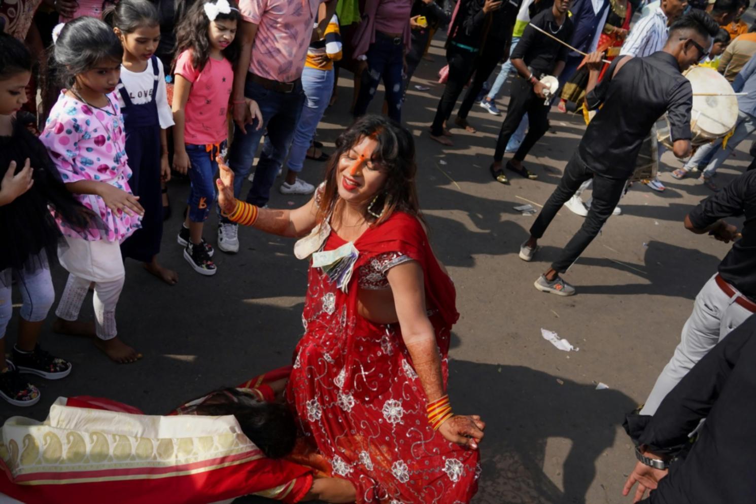 Учасниця практикує джаз-танець у студії